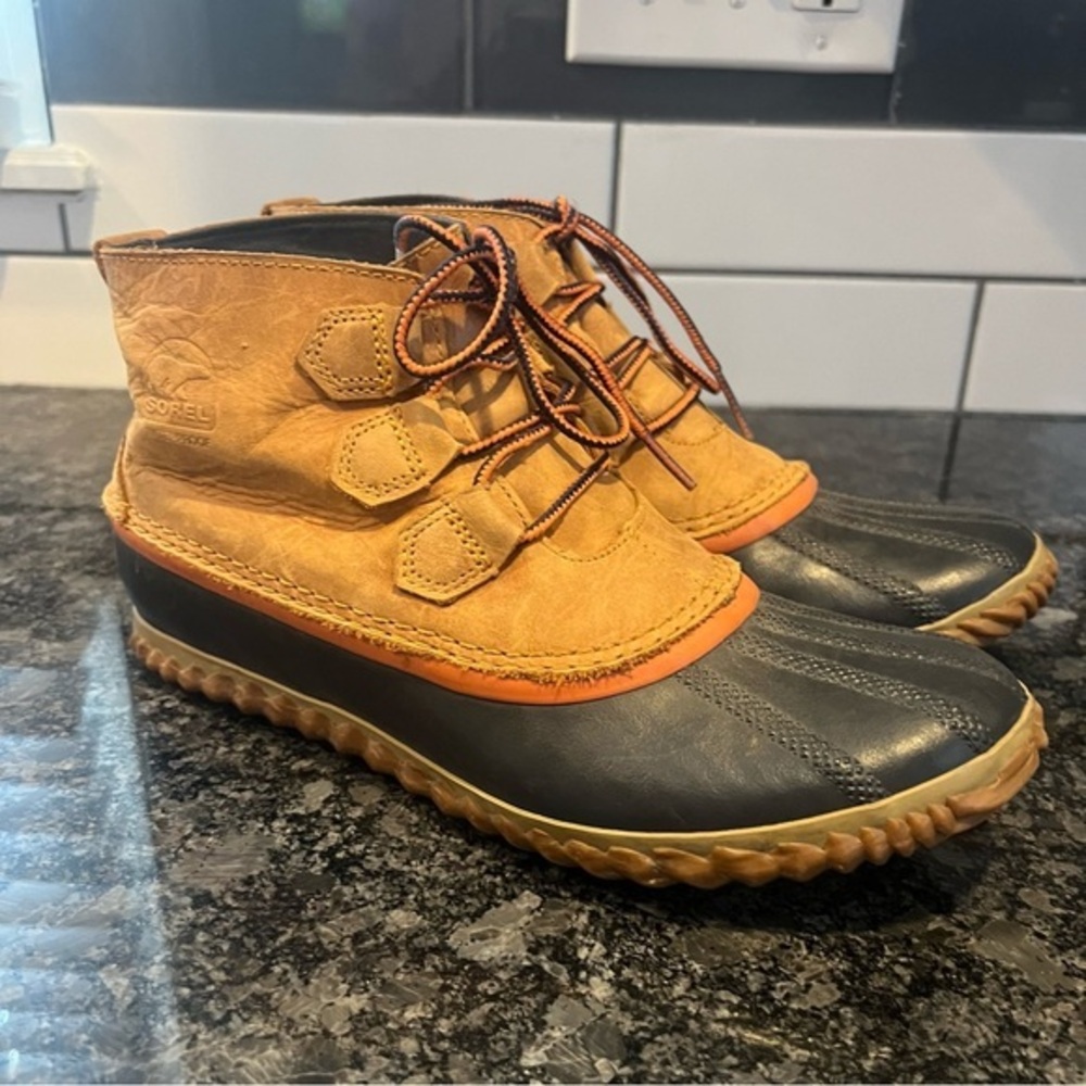 Sorel Women’s Black and Tan Out and About Duck Boots Size 10.5